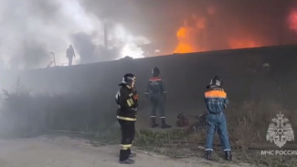 Самарцев из-за пожара на складе с красками просят срочно закрыть окна в целях безопасности