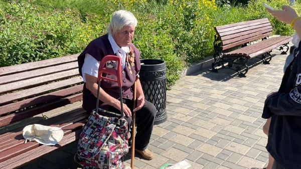 «Я свою пенсию не вижу!»: бабушка с медалями на груди читает стихи на набережной в Самаре 