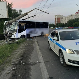 Появились кадры с места ДТП с разбившимся об столб автобусом под Самарой