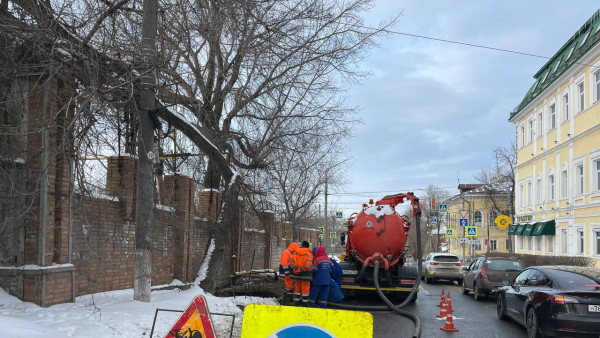 В Куйбышевском районе Самары после ЧП на водопроводе людям привозят теплую воду в бойлерах