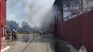 В Самаре горит мебельный цех: фото, видео и новые подробности крупного пожара на Заводском шоссе