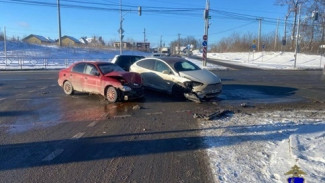 В Самаре юбиляр на Chevrolet протаранил Tesla Model X