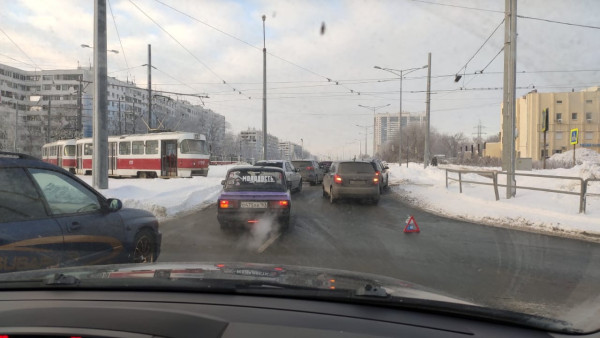 На пересечении Московского шоссе и Ташкентской в Самаре остановлено движение трамваев