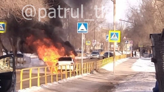 Черный дым и языки пламени: в Тольятти рядом с гимназией сгорел автомобиль