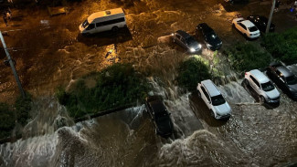 На улице Мичурина в Самаре 16 июля произошел мощный прорыв трубы 