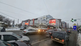 В Самаре 13 февраля легковушка столкнула трамвай с рельсов на пересечении Авроры и Аэродромной