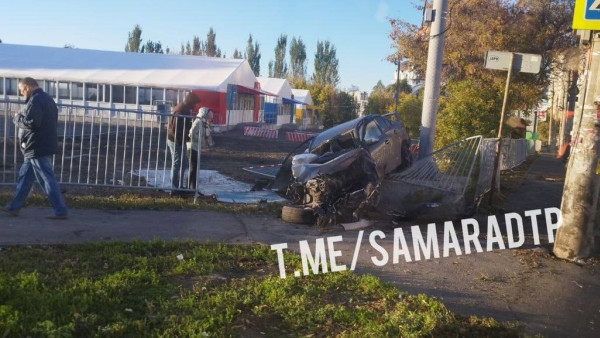Утро не задалось: в Самаре иномарка снесла забор 22 октября