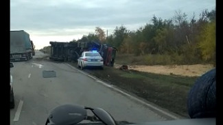 В Самарской области опрокинулся большегруз с зерном 21 октября