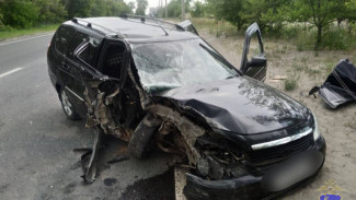 В Тольятти водитель Lada Priora врезался в опору освещения 