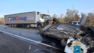 Под Самарой фура Mercedes-Benz насмерть раздавила водителя и пассажира Lada Granta