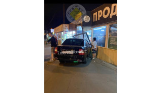 В Самаре автомобиль снес входную дверь в продуктовом магазине