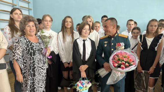В Самаре ветераны СВО сопроводили детей боевых товарищей на школьные линейки