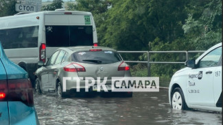 В Самаре после ливня затопило кольцо на Московском шоссе и Авроры