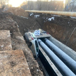 В Самаре женщина-водитель на Suzuki провалилась в глубокий котлован 