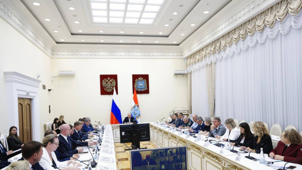 Эпидобстановка, итоги летней оздоровительной кампании, обращения граждан – главные темы оперативного совещания в правительстве