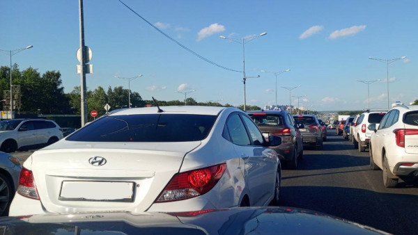Тысячи машин застряли в многокилометровой пробке на трассе М-5 под Самарой
