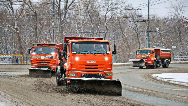 В Самаре дорожные службы очищали город от снега всю ночь