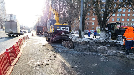 В Самаре из-за коммунальной аварии частично перекрыли движение на Московском шоссе на пересечении с ул. Гастелло
