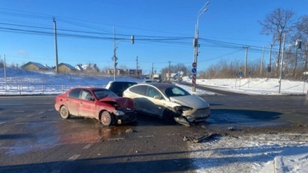 В Самаре юбиляр на Chevrolet протаранил Tesla Model X