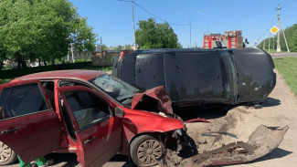 Под Самарой Renault опрокинулся после столкновения с Lada 17 мая: есть пострадавшие