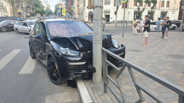 В центре Самары на ул. Самарской Porsche влетел в ВАЗ-2114 и снес столб ...