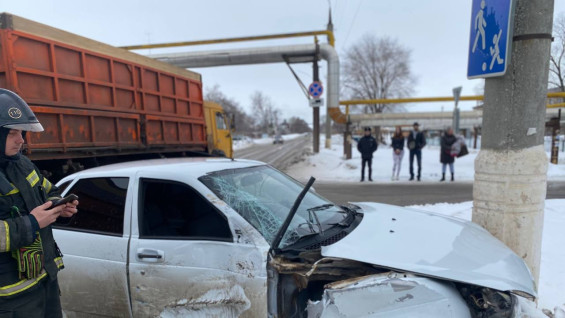 Стало известно о состоянии водителей после ДТП Приоры и КАМАЗа под Самарой 2 марта