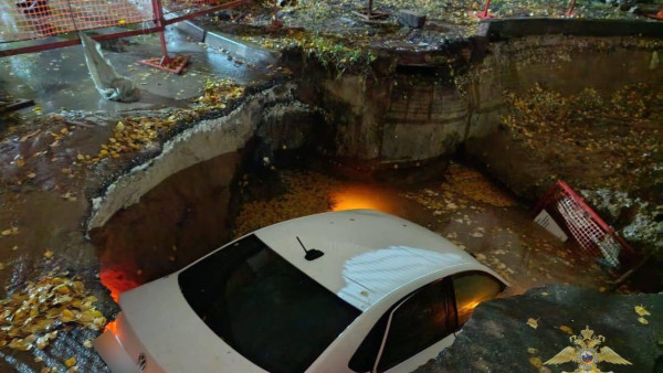 В Самаре Volkswagen рухнул в котлован на ул. Ново-Садовой