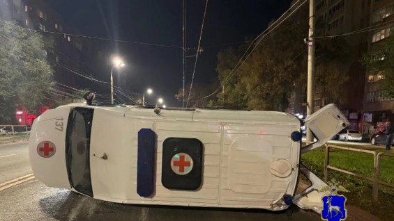 В Самаре перевернулась скорая помощь после столкновения с иномаркой: есть пострадавшие
