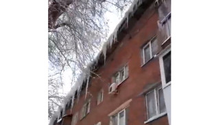 Жители Самары пожаловались на сосульки-убийцы