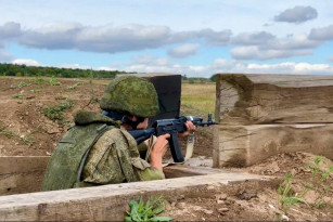 Президент РФ В. Путин запретил выдавать за границу иностранцев, служащих по контракту в армии России