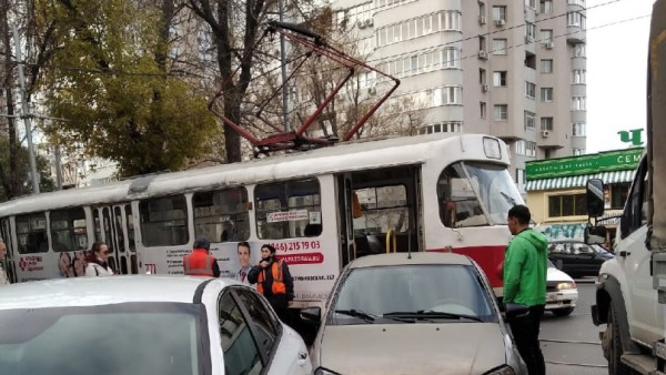 В Самаре в Постниковом овраге из-за ДТП встали трамваи