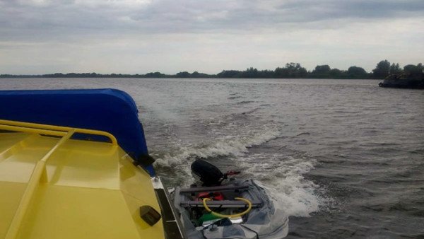 Спасатели эвакуировали мужчину с поврежденной лодки на реке Самара