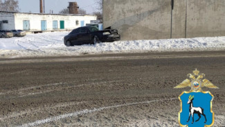 В Самаре машина на полной скорости протаранила бетонный забор