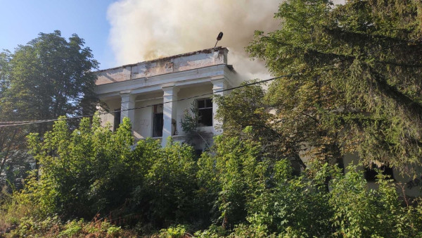 В поселке Новосемейкино под Самарой сгорело здание Дома культуры 