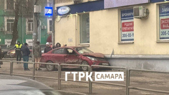 Красная иномарка влетела в здание: фото ДТП в центре Самары 7 декабря