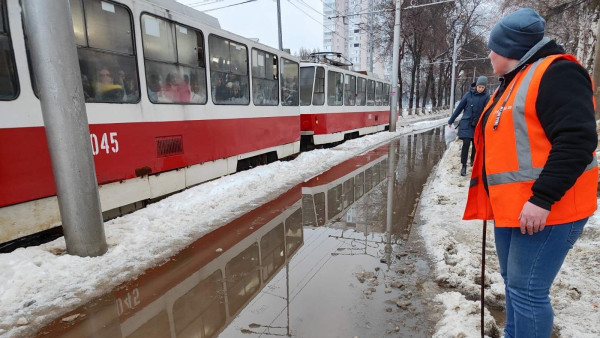 В Самаре из-за потопа 27 февраля 2023 года встал общественный транспорт