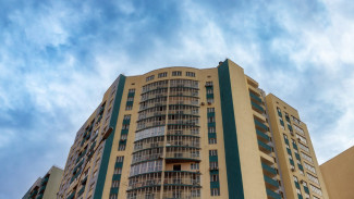 Появились кадры с места падения мужчины из окна высотки под Самарой