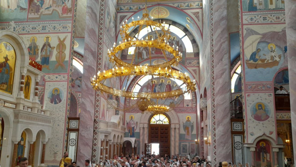 В Самаре сотни верующих собрались в Софийском соборе у мощей святителя Тихона