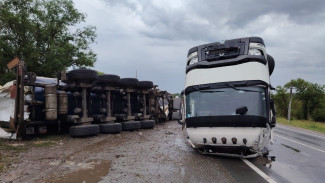 Под Самарой на трассе Р-241 опрокинулась автоцистерна с нефтью