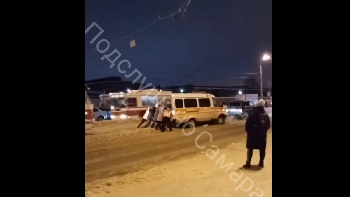 Видео. В Самаре 5 женщин вытолкали маршрутку из сугроба – Новости Самары и  Самарской области – ГТРК Самара