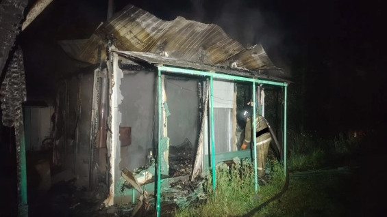 Под Самарой в селе Верхние Белозёрки пожарные тушили дом и баню