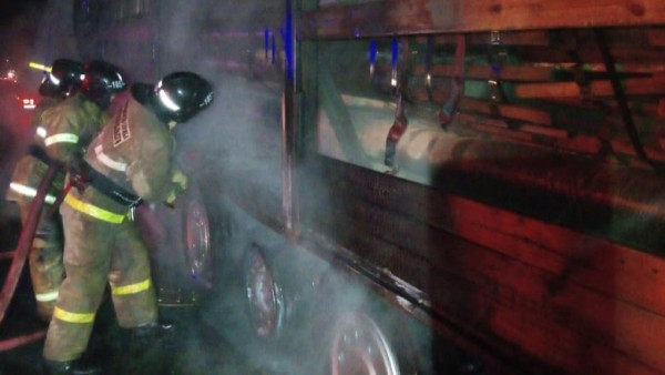 В Сызранском районе на трассе в движении загорелся МАЗ