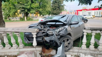Под Самарой Hyundai протаранил декоративную ограду: есть пострадавшие