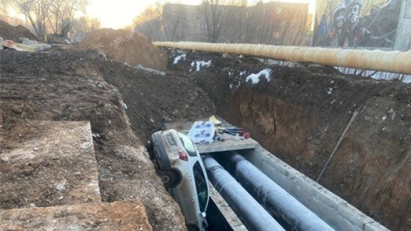 В Самаре женщина-водитель на Suzuki провалилась в глубокий котлован 