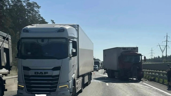 Под Самарой на трассе М-5 "Урал" столкнулись два большегруза