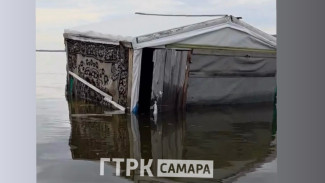 По Волге вдоль Самары плывет смытый паводком дом
