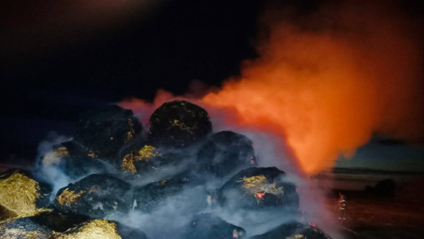 В Самарской области ночью 12 августа вспыхнули 200 тонн сена  