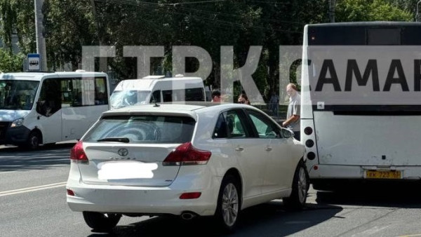 В центре Самары столкнулись автобус и легковой автомобиль