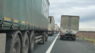 Под Самарой на М-5 перекрыли движение из-за ДТП с фурой