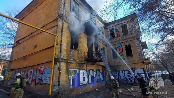 В Самаре на ул. Степана Разина загорелся трехэтажный дом